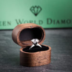Holz Box Schmuck - Solitär & Verlobungsring (Engagement Ring): Solitaire 6-Prong Knife-Edge. Labor Diamanten, Lab Grown Diamonds. Green World Diamonds.