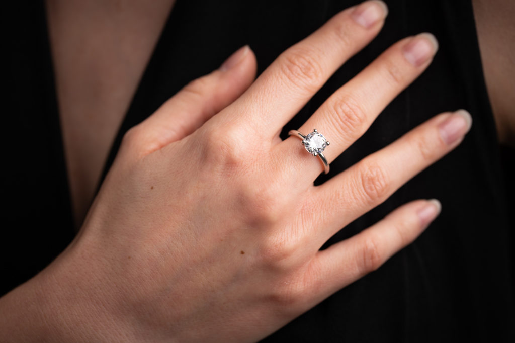 Solitär & Verlobungsring (Engagement Ring): Solitaire “Liane” 4-Prong Rund-Draht. Labor Diamanten, Lab Grown Diamonds. Green World Diamonds.