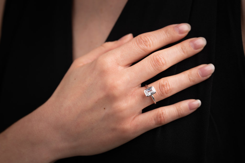 Solitär & Verlobungsring (Engagement Ring): Solitaire “Darling” Bezel Runddraht. Labor Diamanten, Lab Grown Diamonds. Green World Diamonds.