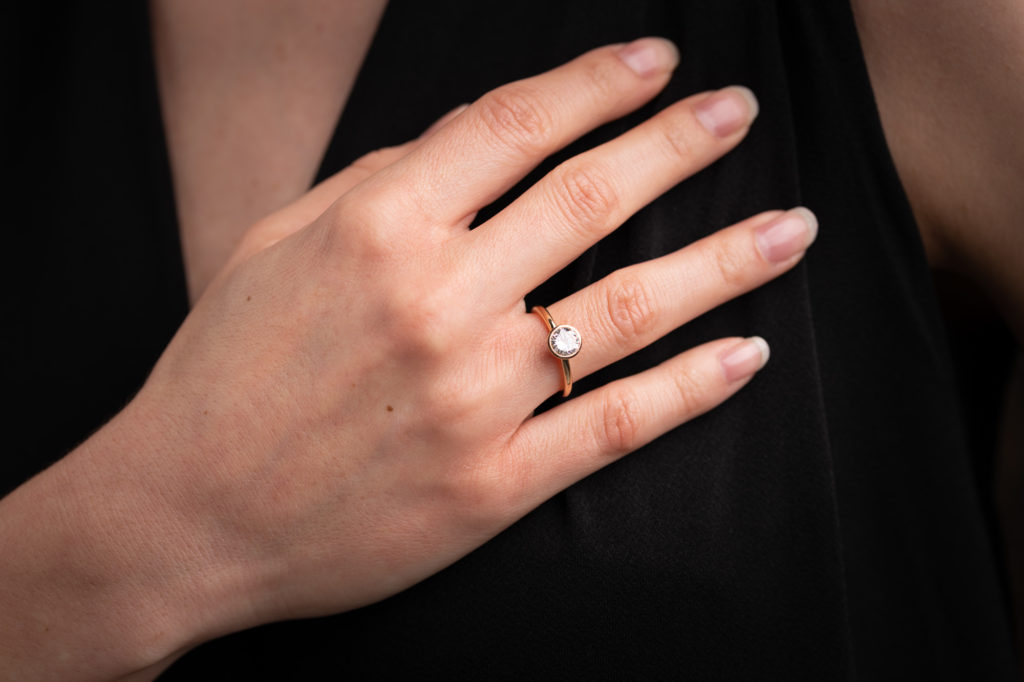 Solitär & Verlobungsring (Engagement Ring): Solitaire “Lovely” Bezel Runddraht. Labor Diamanten, Lab Grown Diamonds. Green World Diamonds.