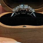 Solitär & Verlobungsring (Engagement Ring): 3-Stone “Princess” 4-Prong Knife-Edge. Labor Diamanten, Lab Grown Diamonds. Green World Diamonds.