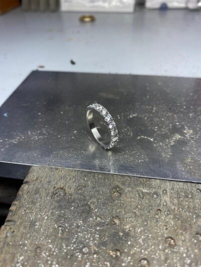 Goldschmied. Eternity Ring & Trauring (Ehering, Wedding Band). 3mm Labor Diamanten, Lab Grown Diamonds. Green World Diamonds.