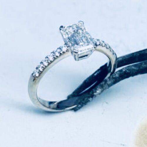 CASTLE SNOW EMERALD Pave Basket Knife-Edge Solitaire, Verlobungsring, Engagenment Ring