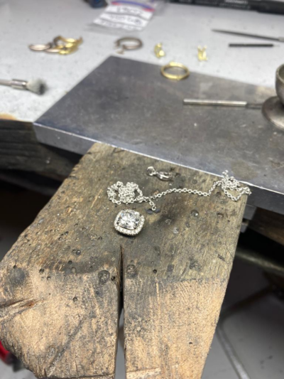 Halo-Cushion-Diamond-Necklace-Pendant-Werkstatt-Foto-PNG.png