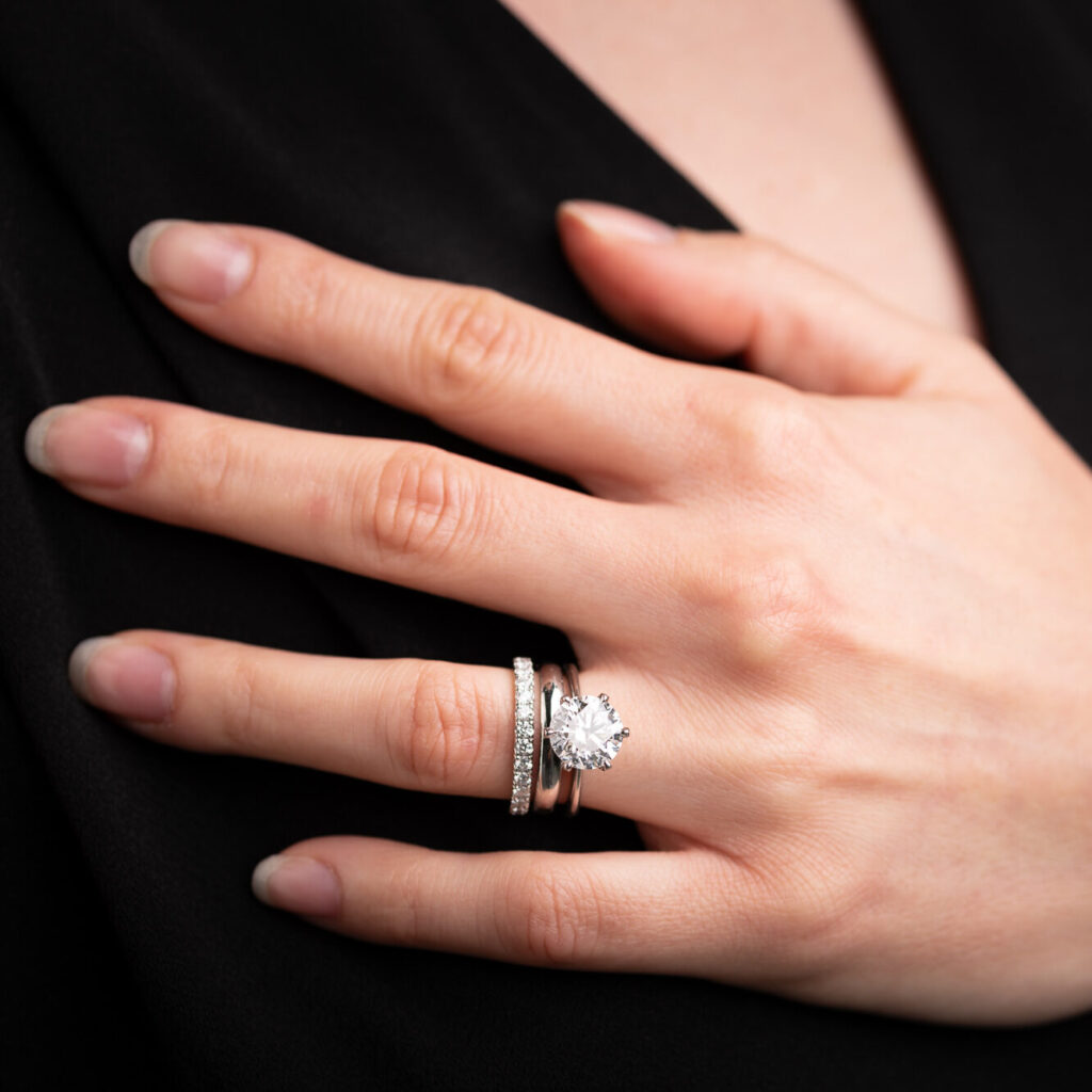 Solitär & Verlobungsring (Engagement Ring) kombiniert mit Eternity Ring & Trauring. Labor Diamanten, Lab Grown Diamonds. Green World Diamonds.