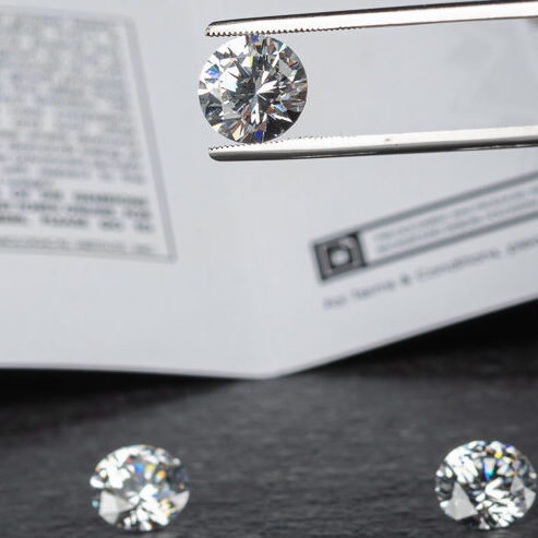 Diamanten auf Pinzette und IGI Zertifikat