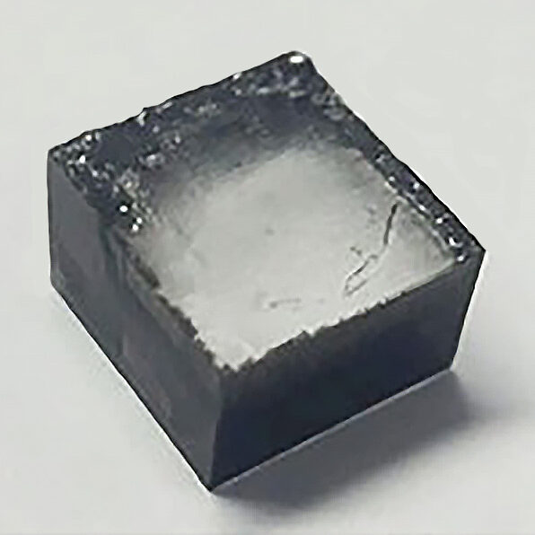 lgd-lab-grown-rough CVD Diamond Cube, Foto mit Erlaubnis von IGI “Courtesy of International Gemological Institute”